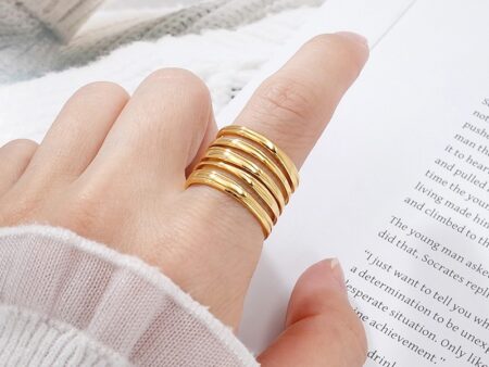 Anillo dorado diseño lineal