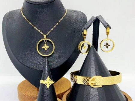 Set dorado 4 piezas diseño "<L_UisVuiton"