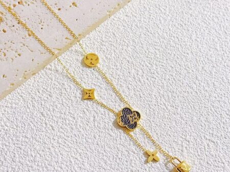 Set dorado Collar y aretes cuerito diseño LV