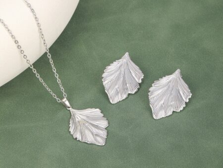 Set plateado dije y aretes diseño hoja