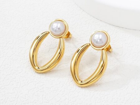 Aretes dorados perlita y diseño O