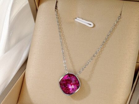 Collar plateado dije fucsia