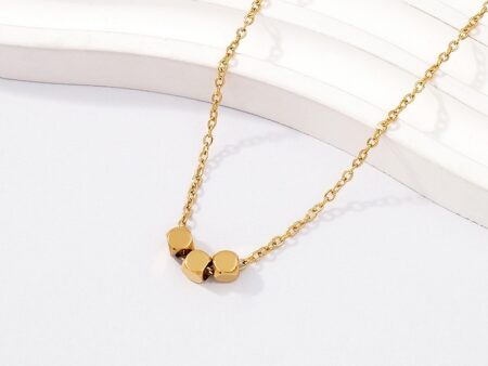 Collar dorado dije cuadrado
